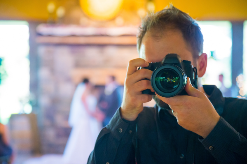 What Should a Wedding Photographer Wear