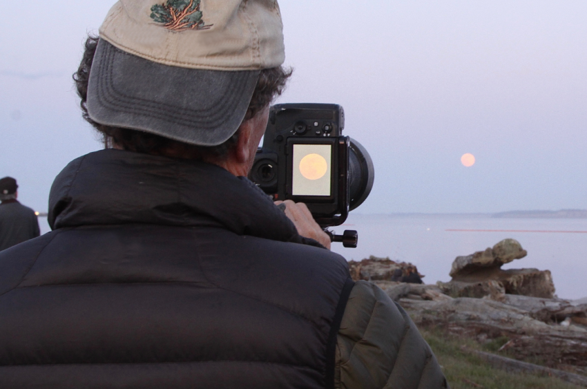 How to Focus Your Camera on the Moon